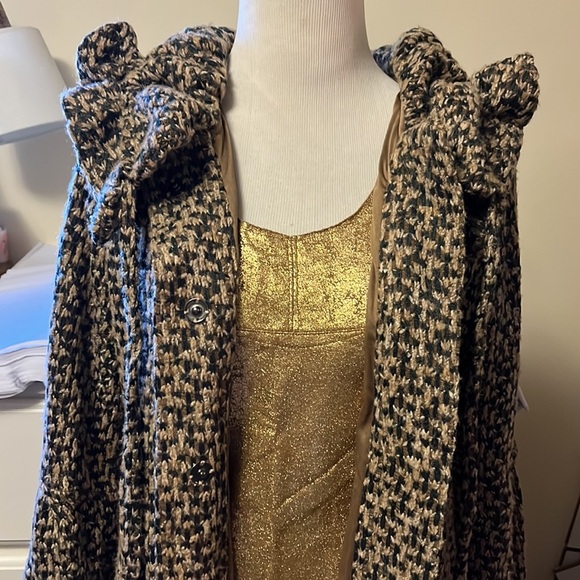 Ryu brand coat that features an adjustable ruffle neck, fully lined, small - Picture 8 of 14